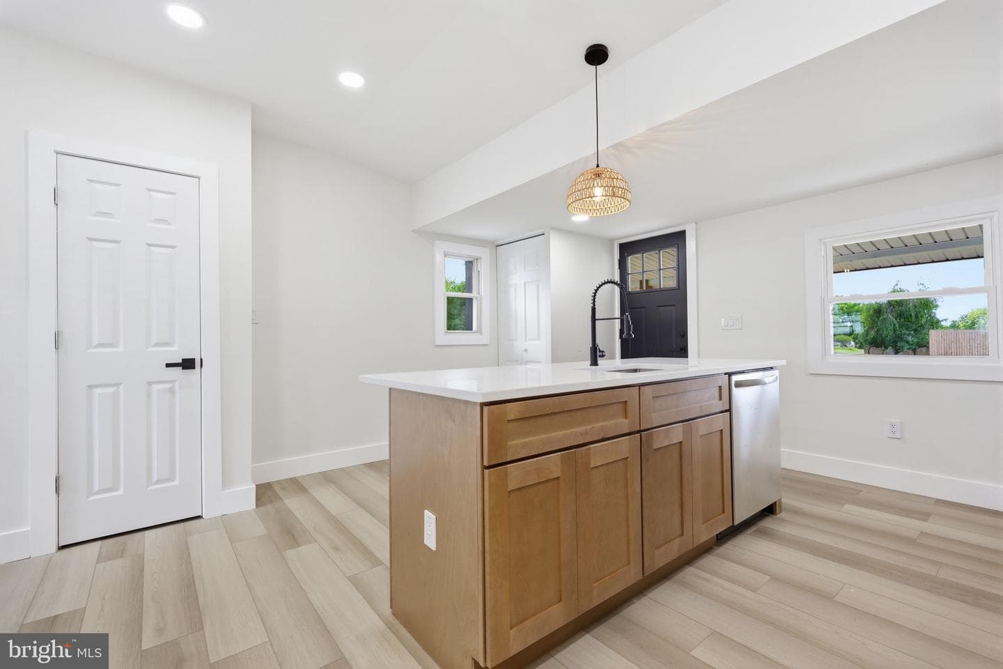 819 Center Avenue photo 5