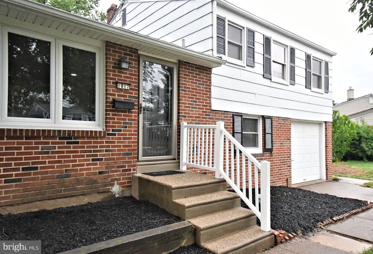 1017 Emerald Avenue photo 2