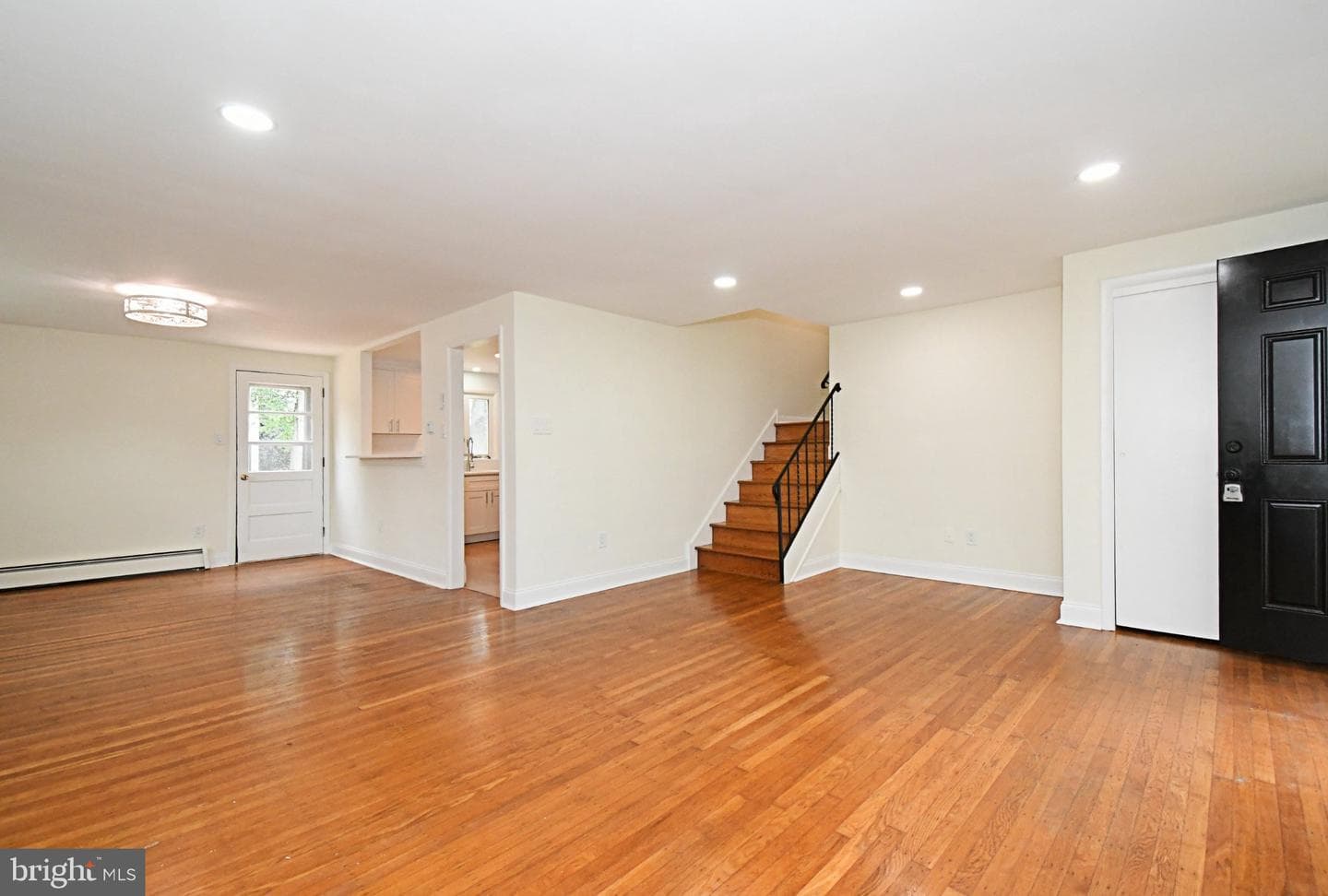 1017 Emerald Avenue photo 3