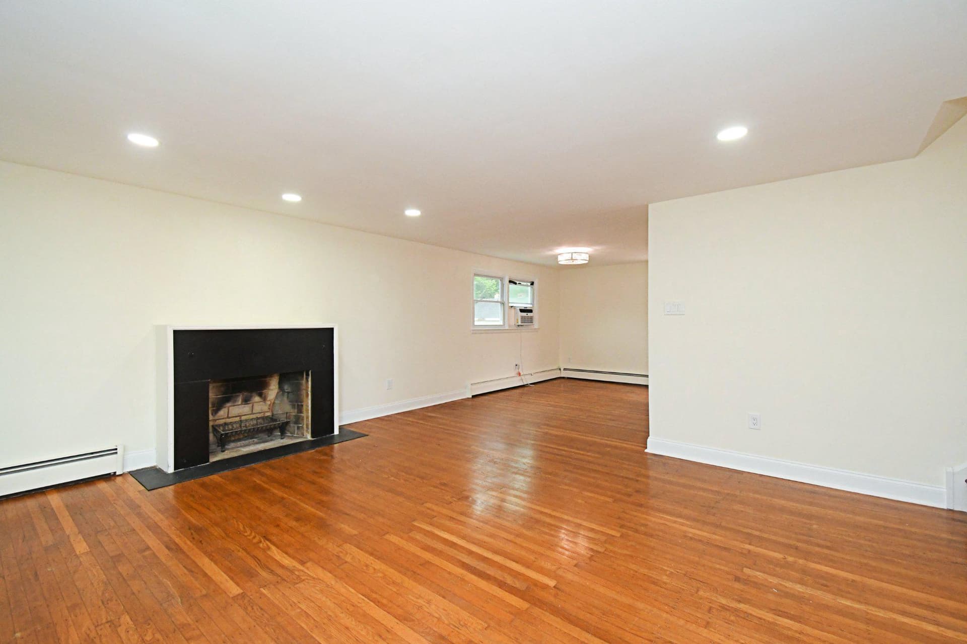 1017 Emerald Avenue photo 4