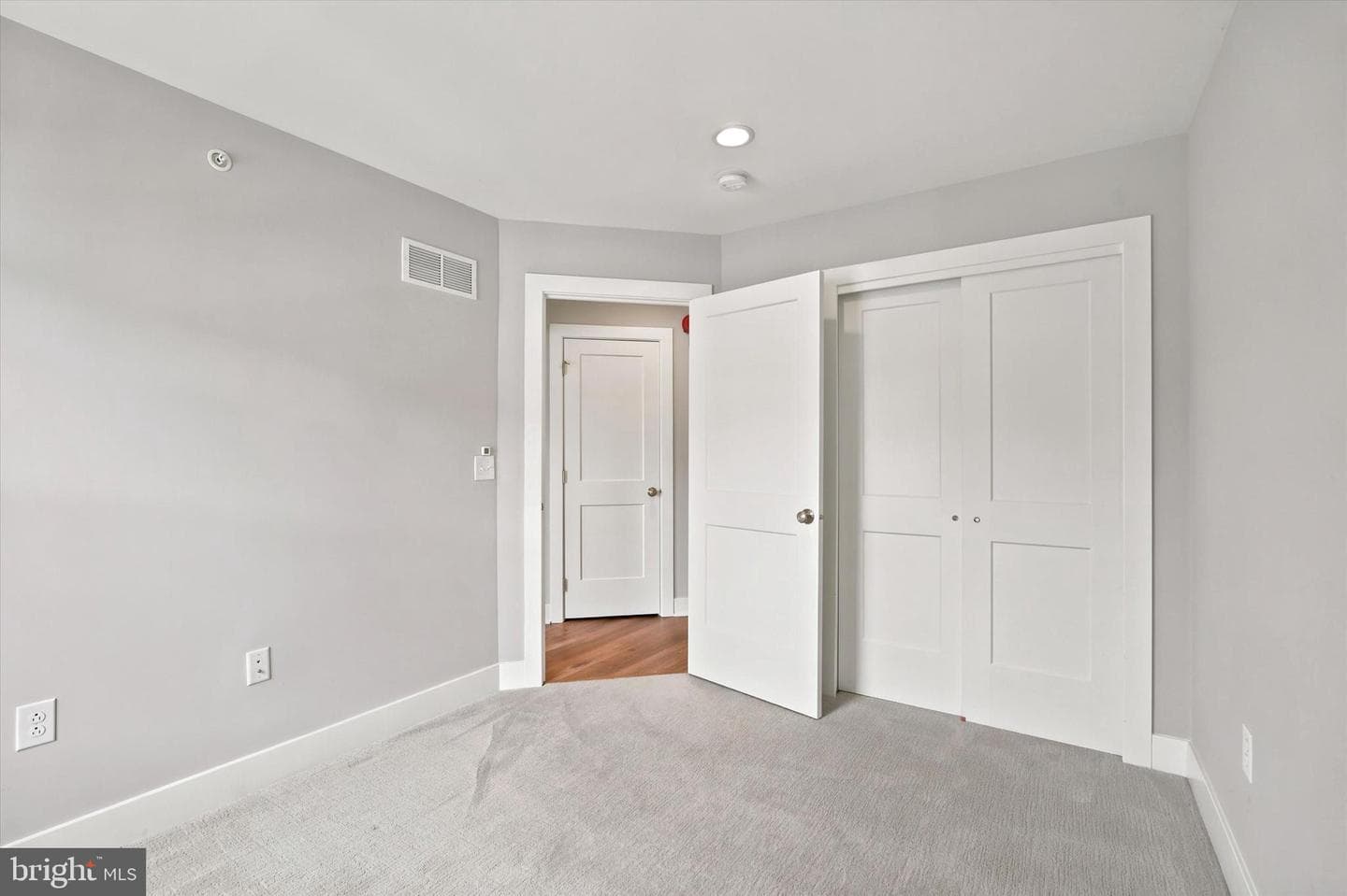 35 Third Avenue photo 26