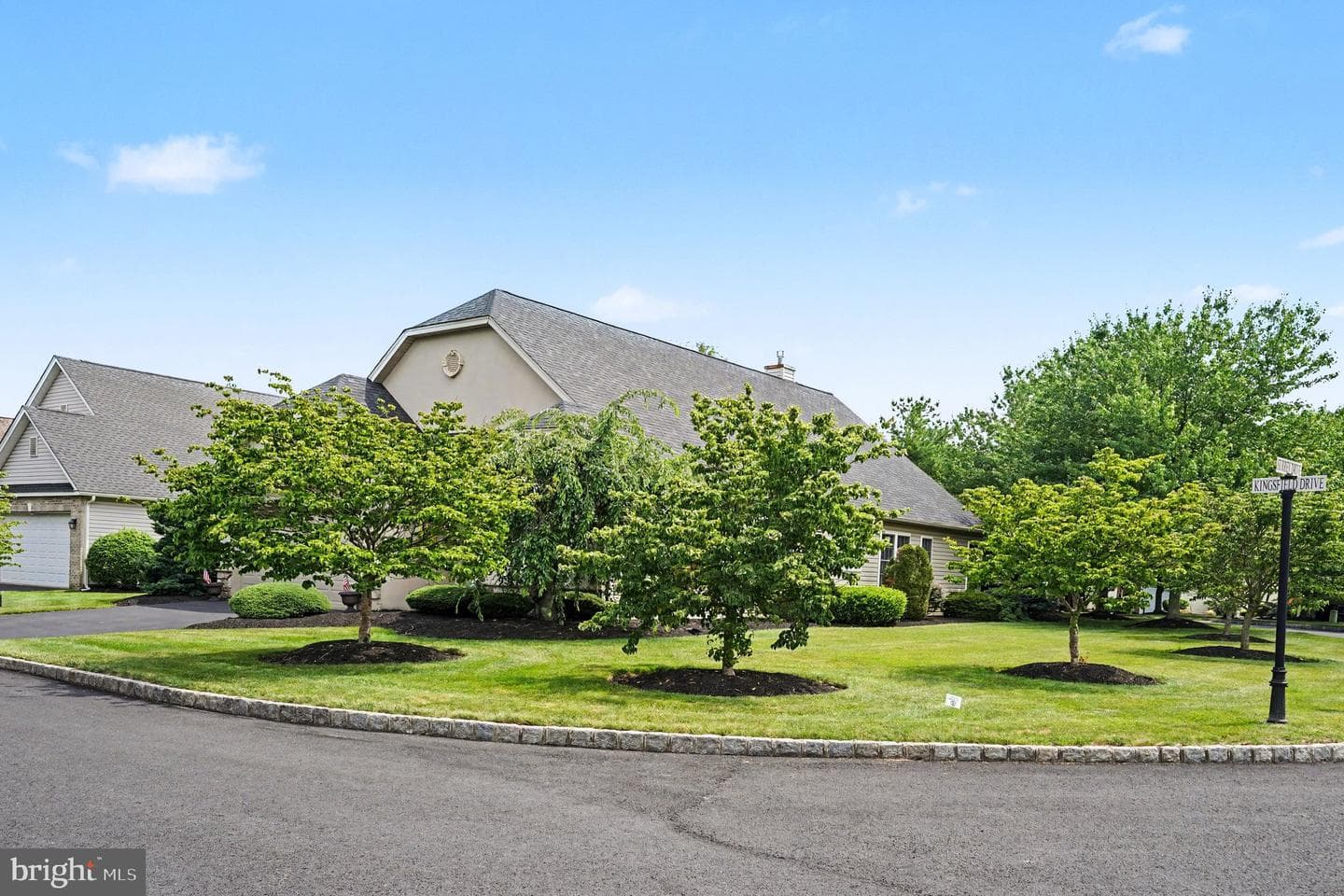 290 Kingsfield Drive photo 3