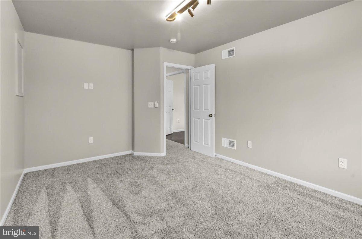 165 Sycamore Boulevard photo 35