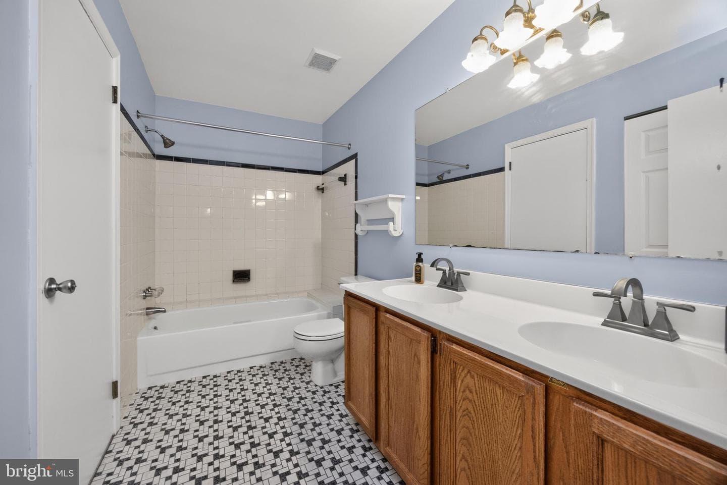 2116 Yorktown North N photo 21