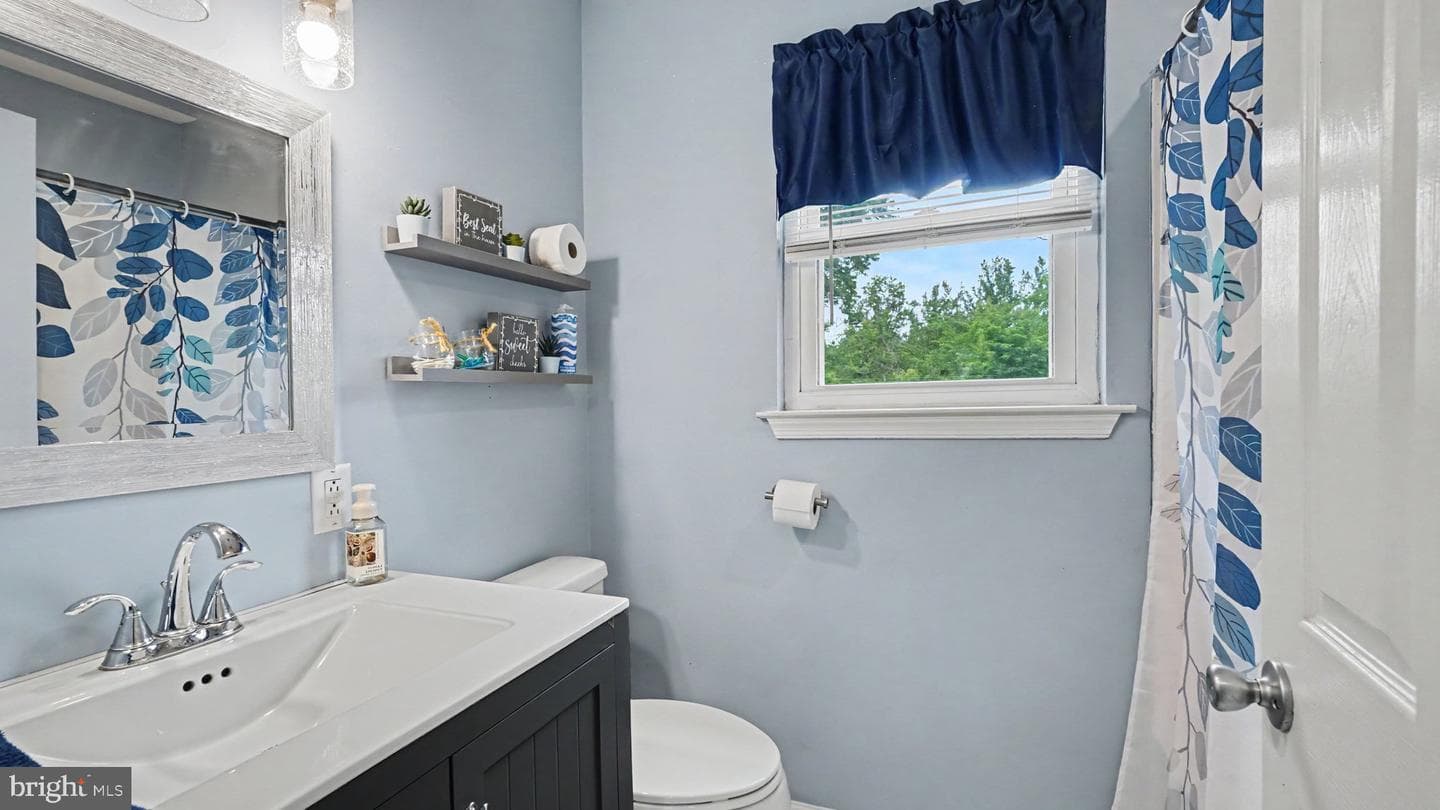 493 Adrian Road photo 18