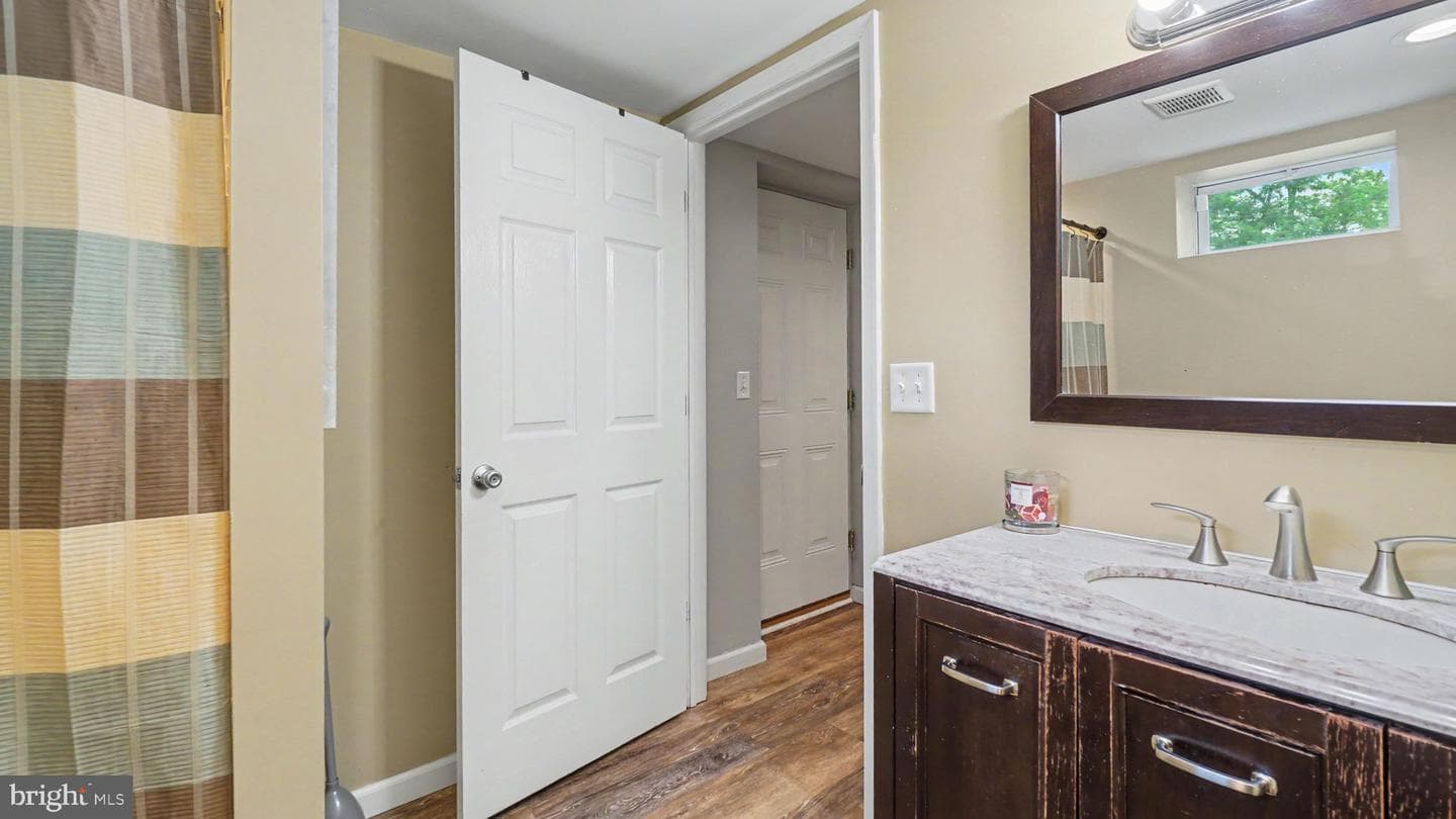 493 Adrian Road photo 22