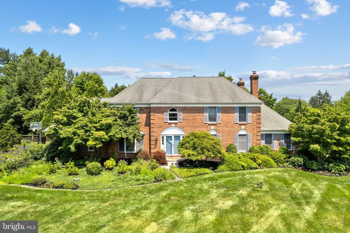 1233 Laura Lane photo 1