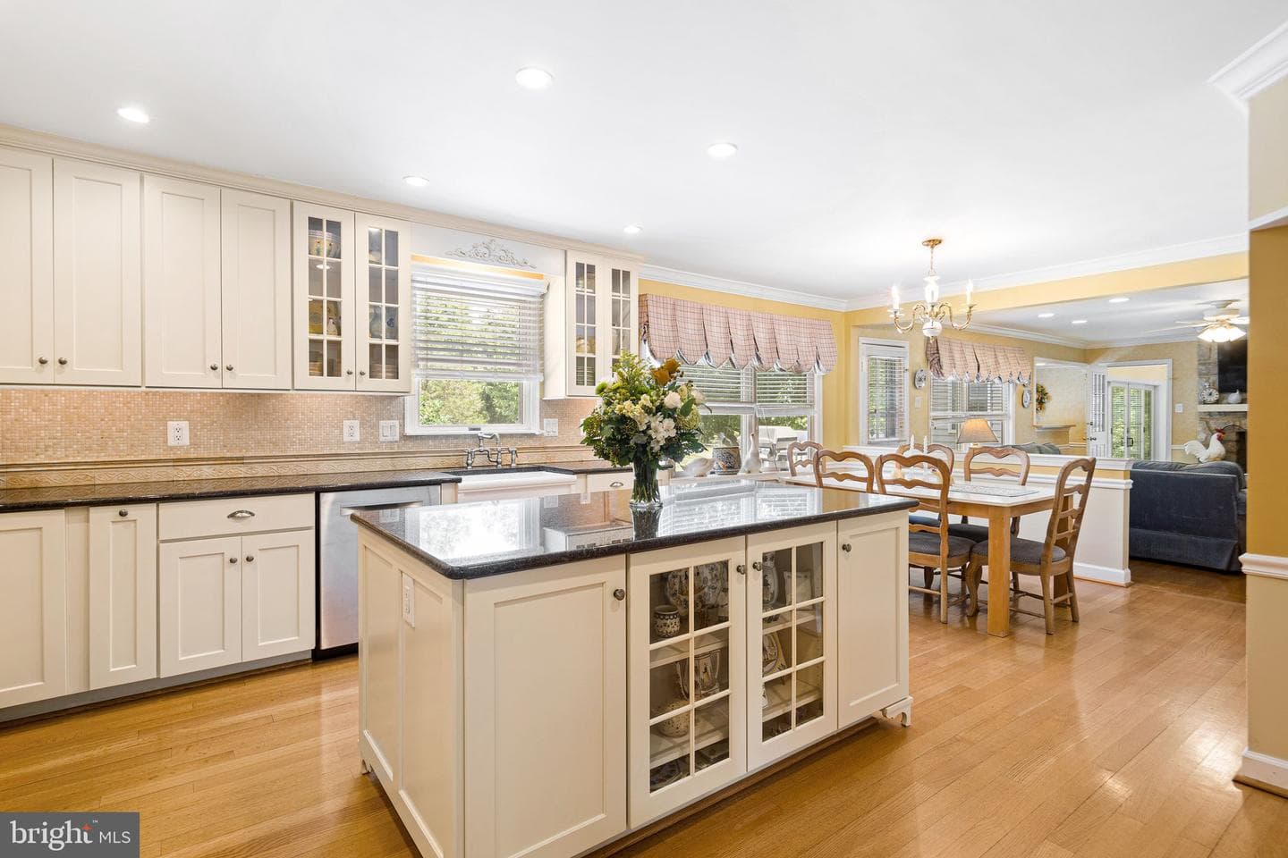 1233 Laura Lane photo 9