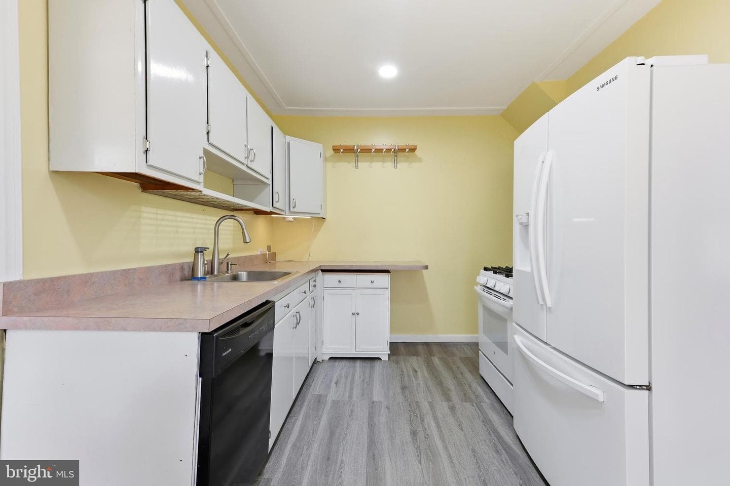 214 N Hills Avenue photo 17