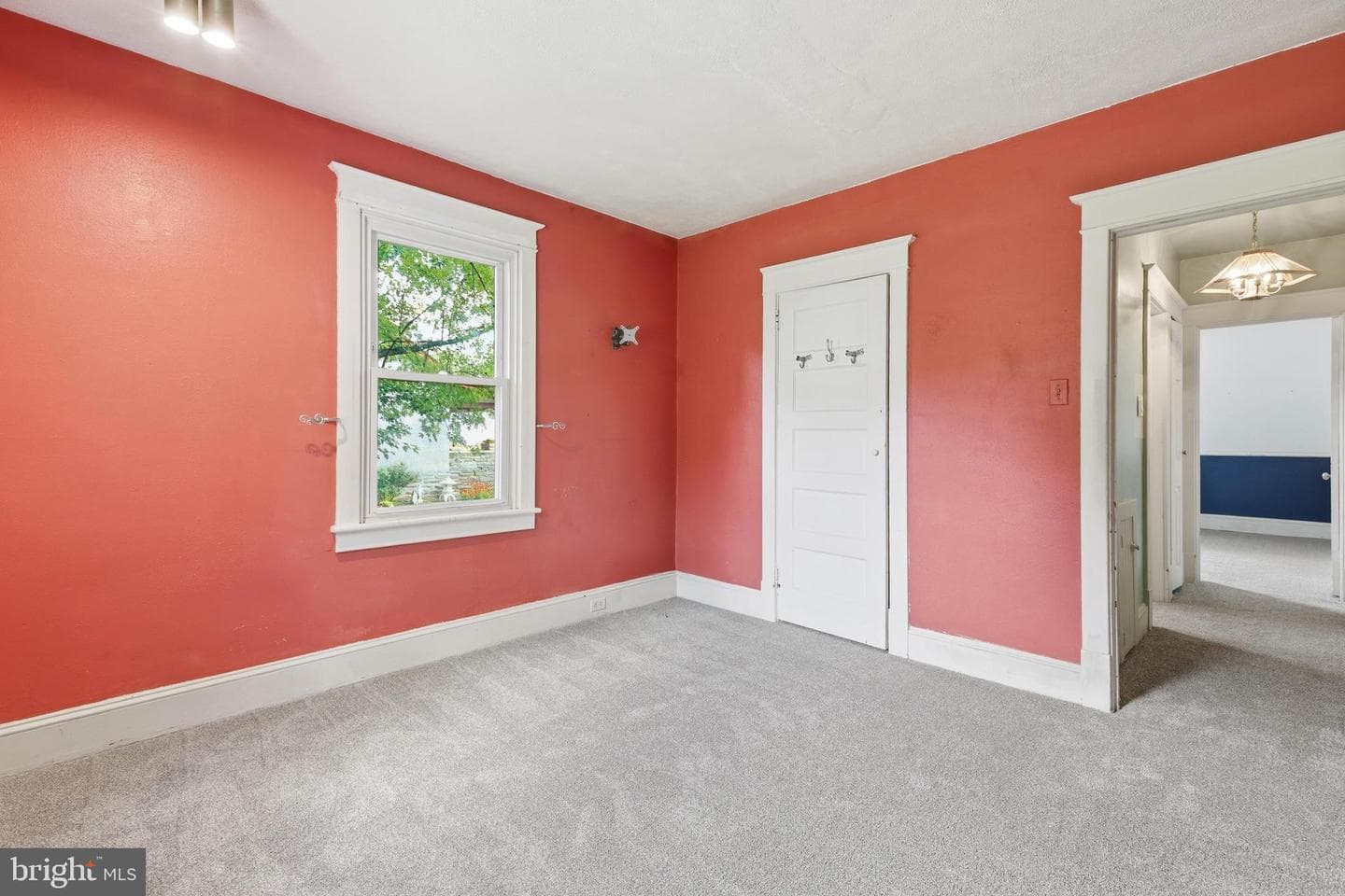 214 N Hills Avenue photo 29