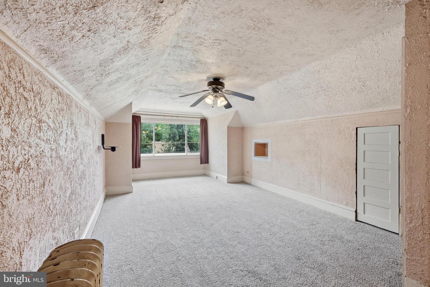 214 N Hills Avenue photo 32