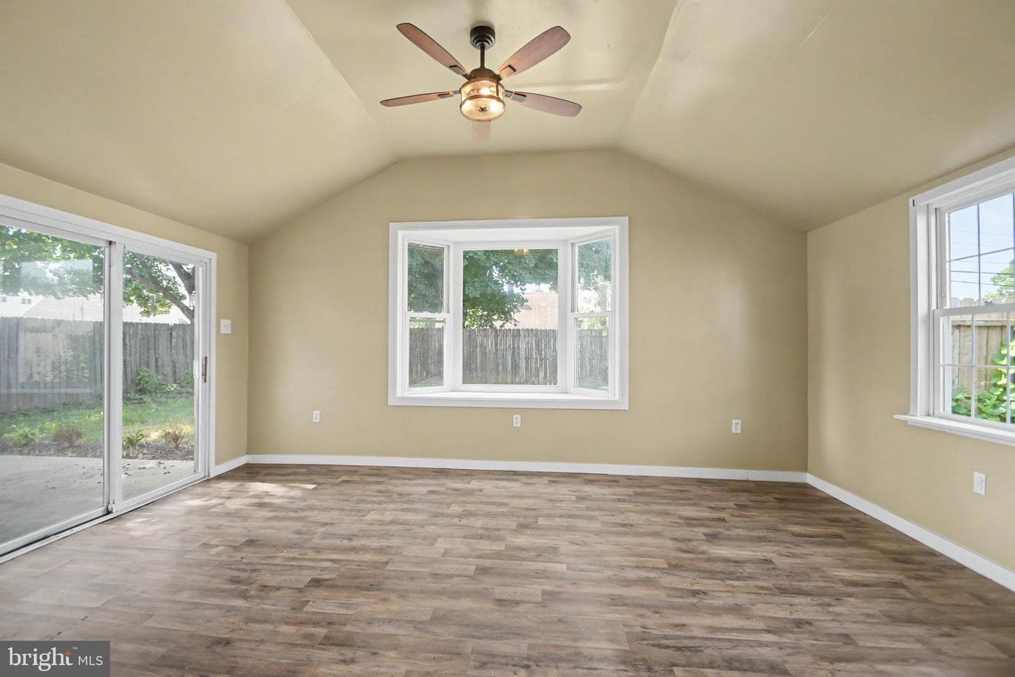 356 W Beech Street photo 15
