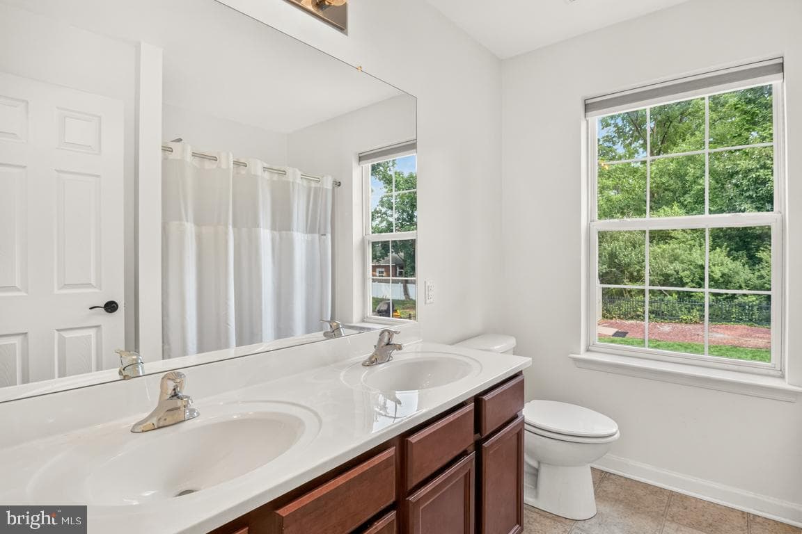 709 E Walnut Street photo 25