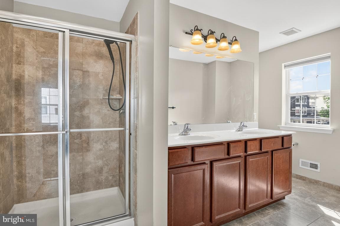 709 E Walnut Street photo 35