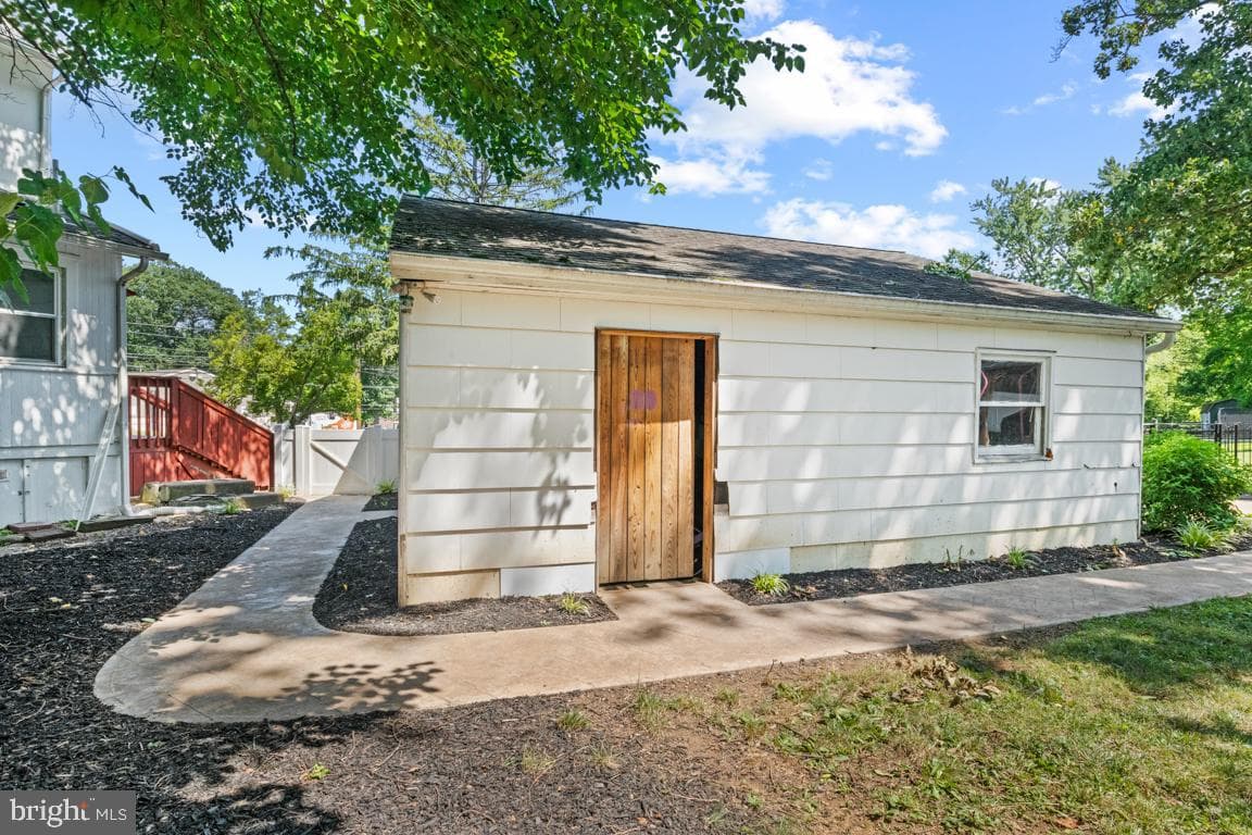 705 E Walnut Street photo 26
