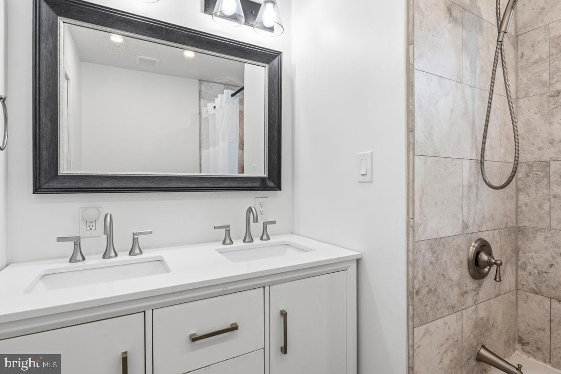705 E Walnut Street photo 32
