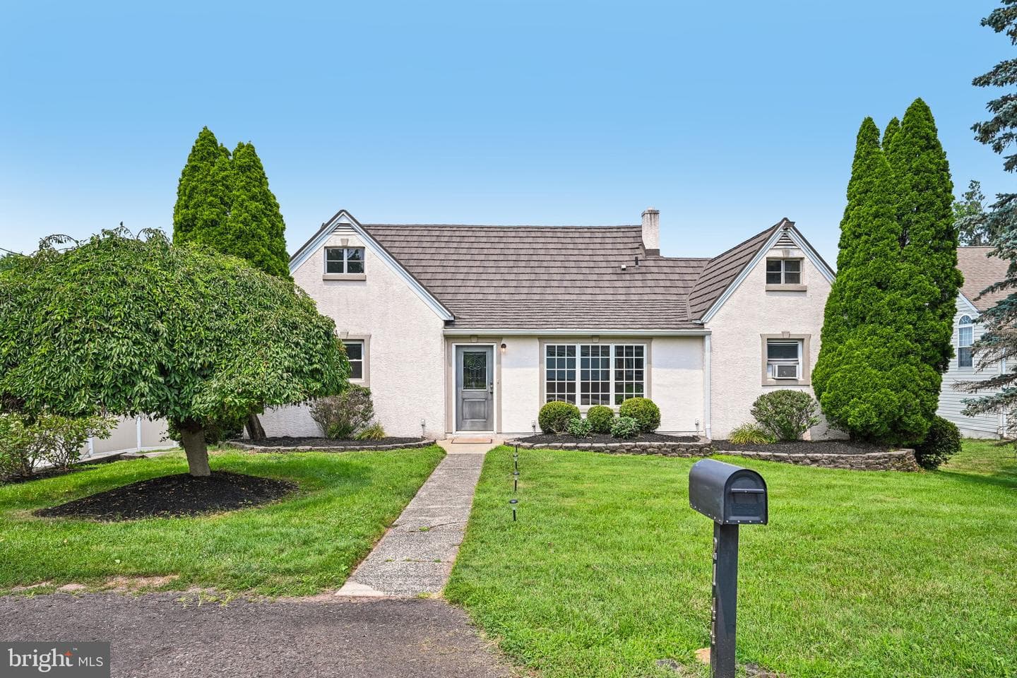 2144 Sunnyside Avenue photo 1