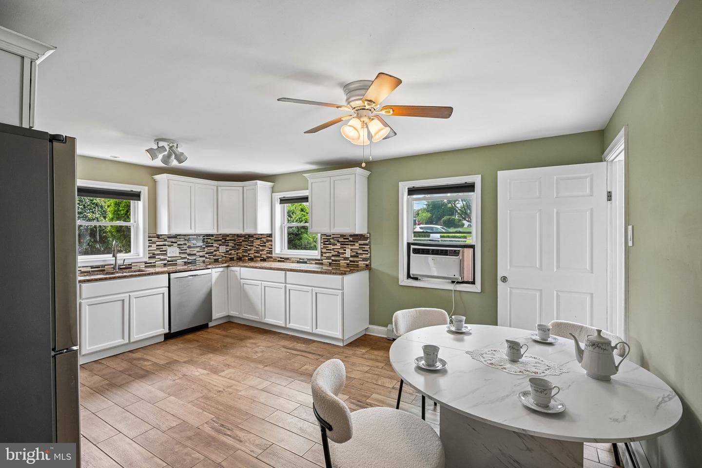 2144 Sunnyside Avenue photo 8