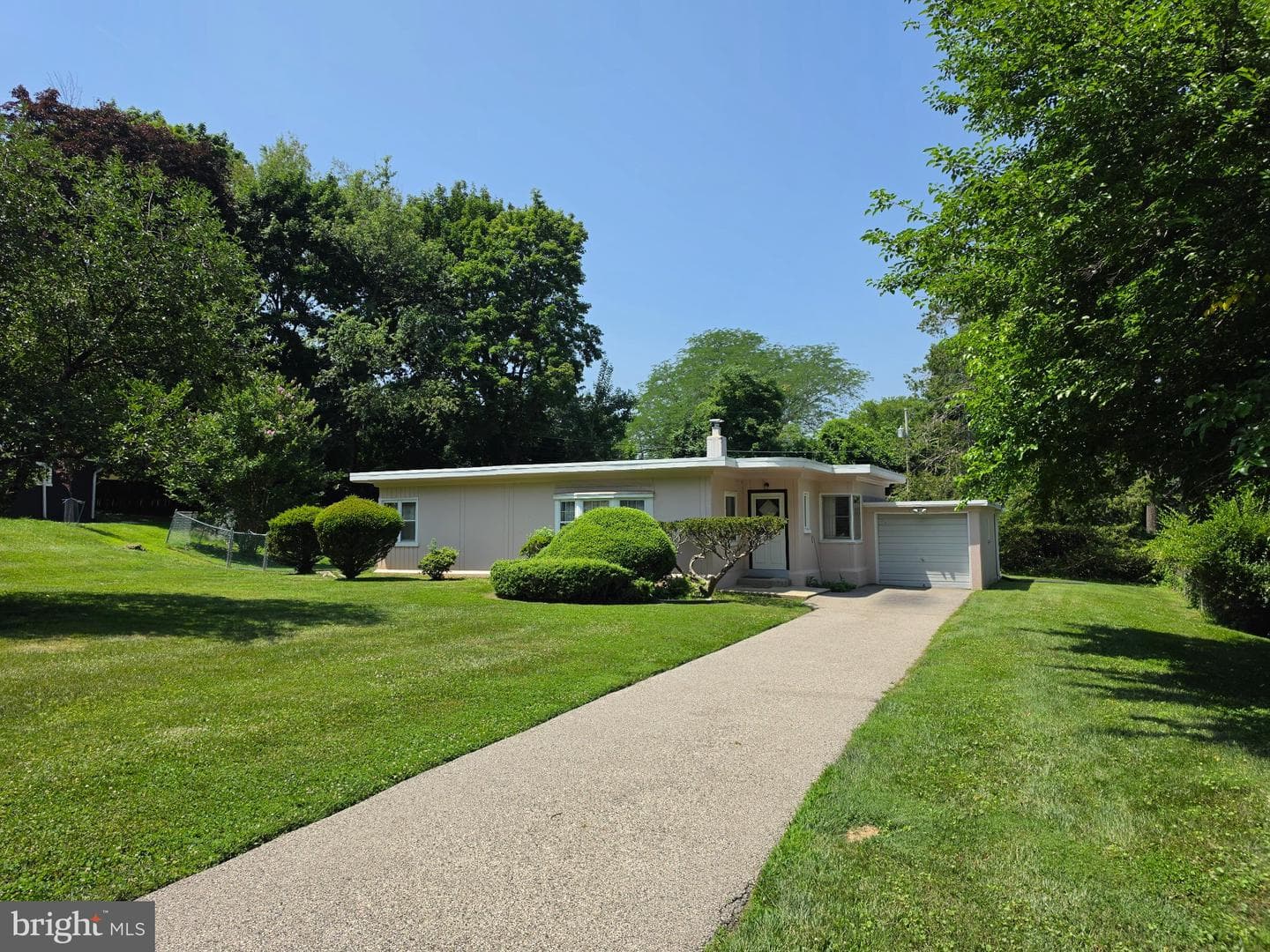 8202 Gladstone Road