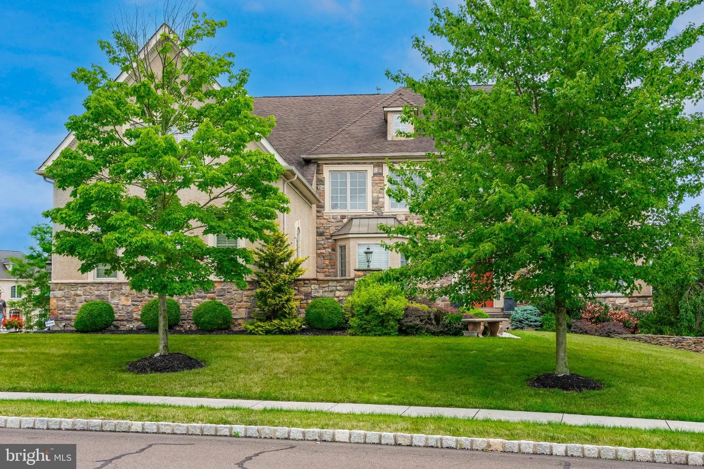 587 Woodview Lane photo 3