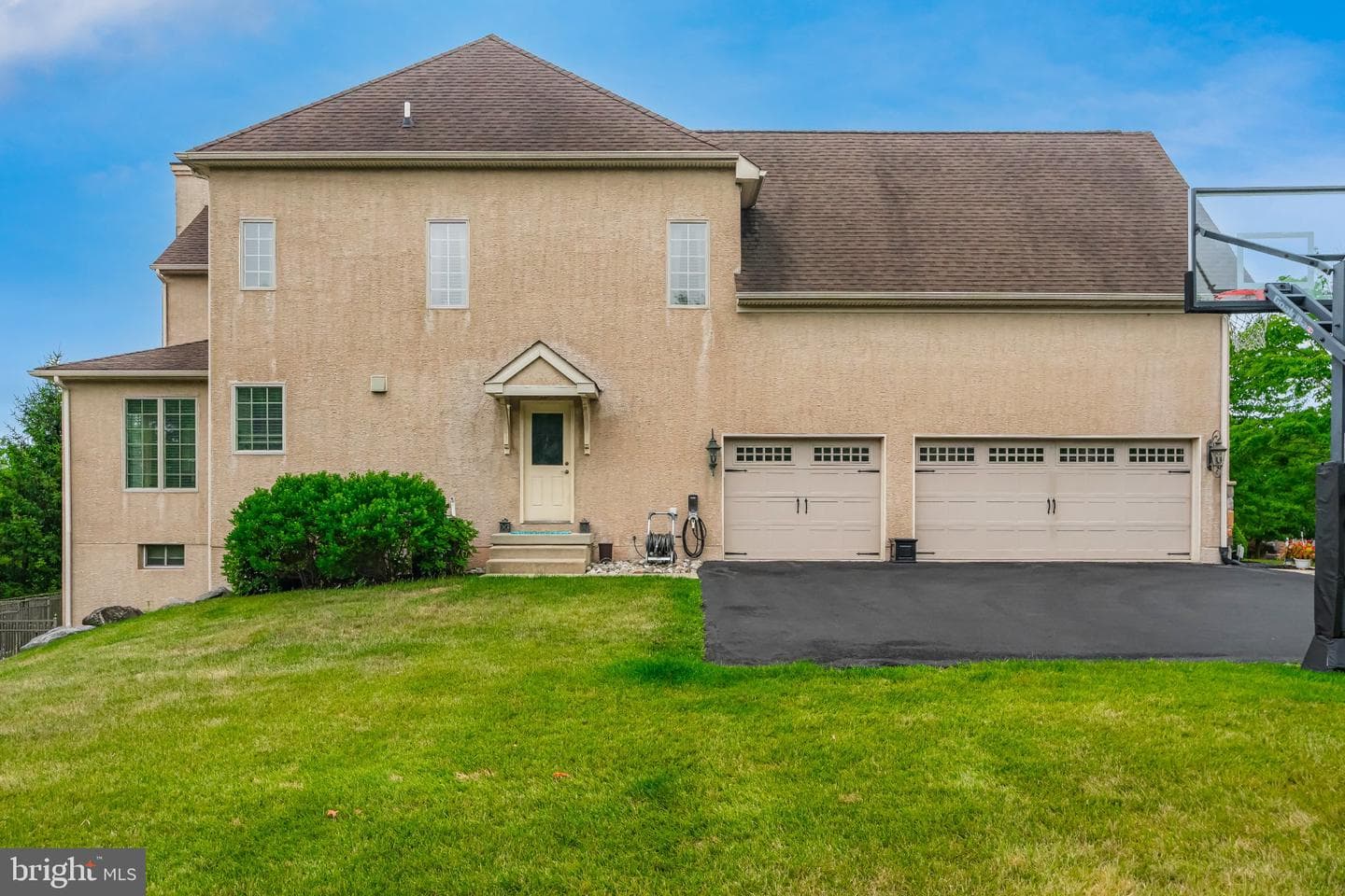 587 Woodview Lane photo 6