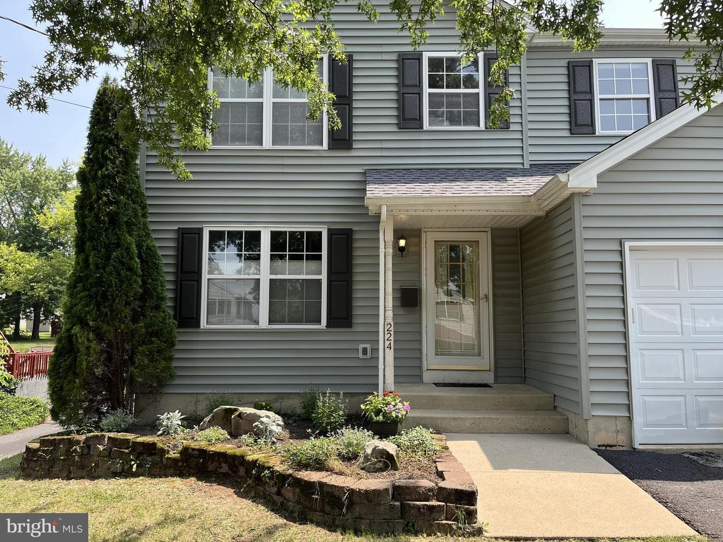 224 E Summit Street photo 1