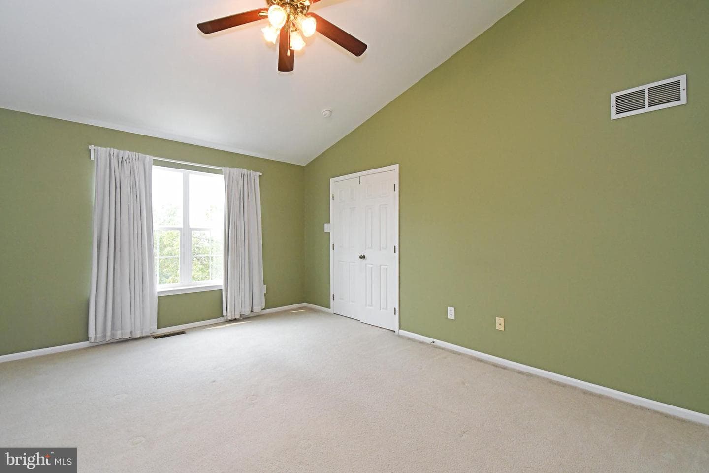 716 Thornhill Drive photo 24