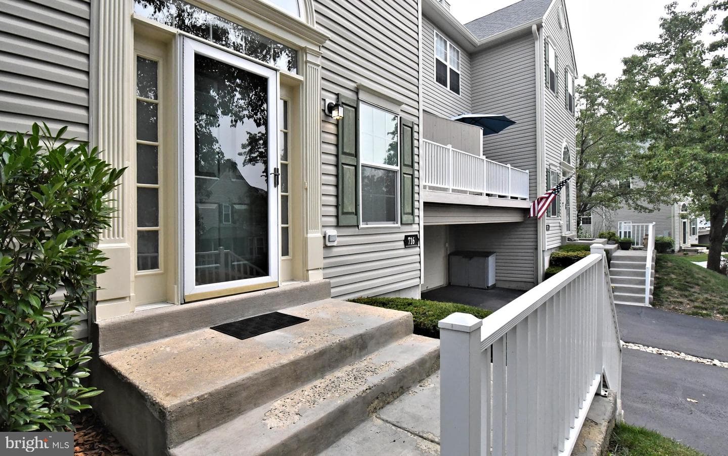 716 Thornhill Drive photo 3
