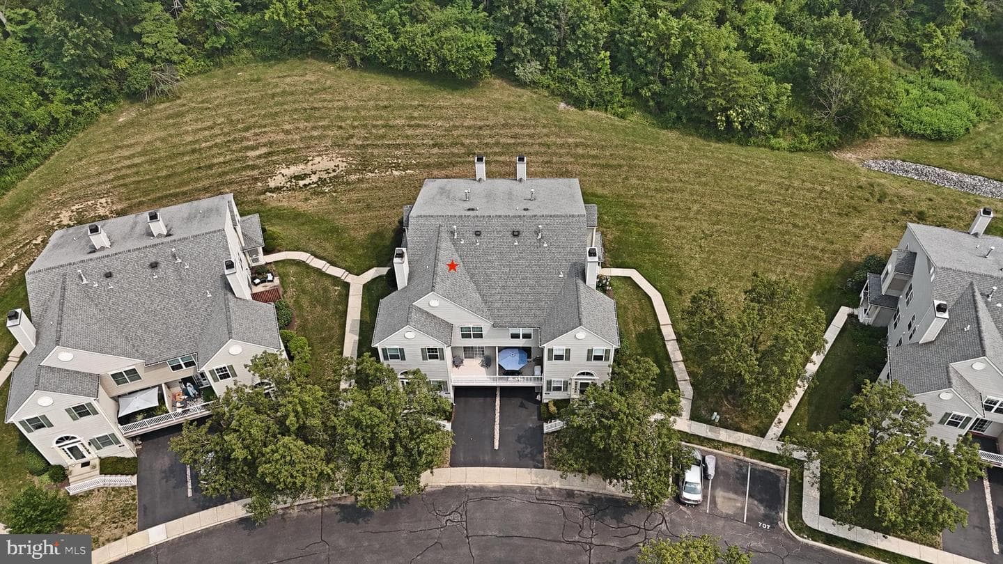 716 Thornhill Drive photo 4