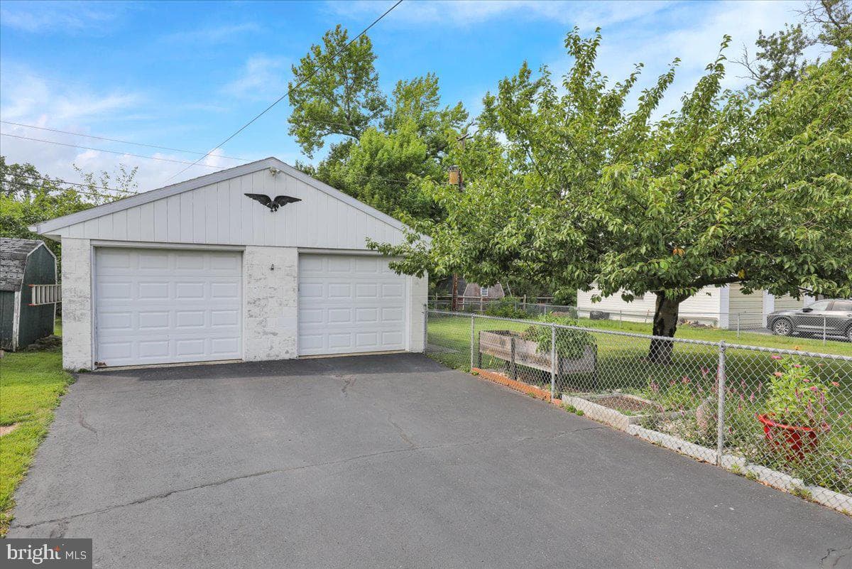 1063 Hale Street photo 4