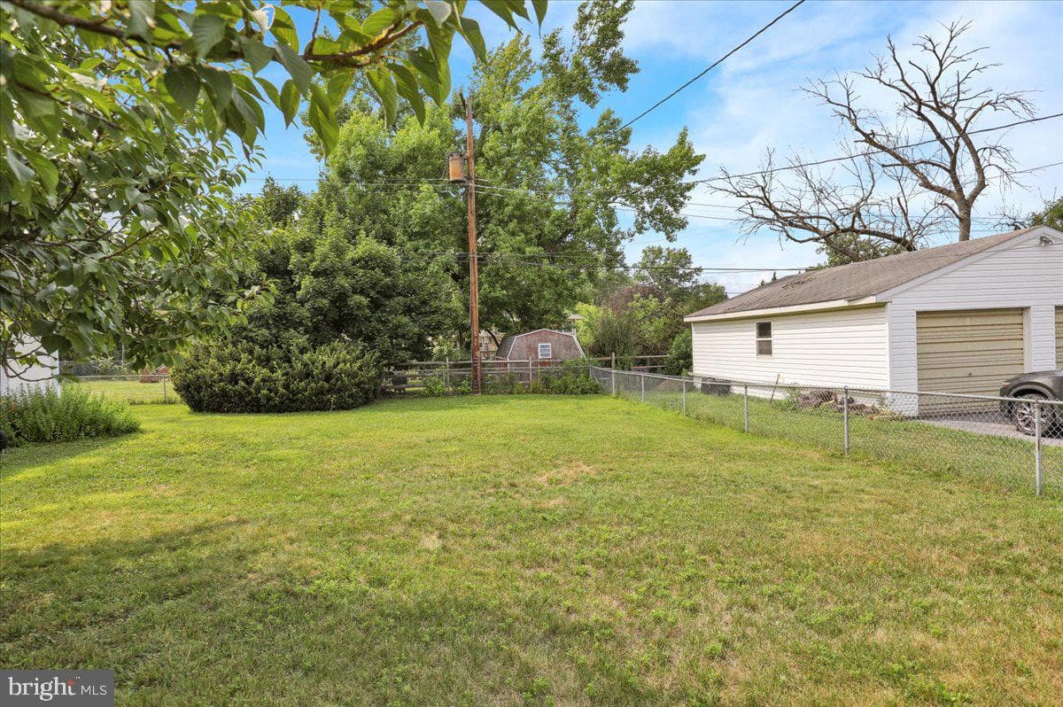 1063 Hale Street photo 5