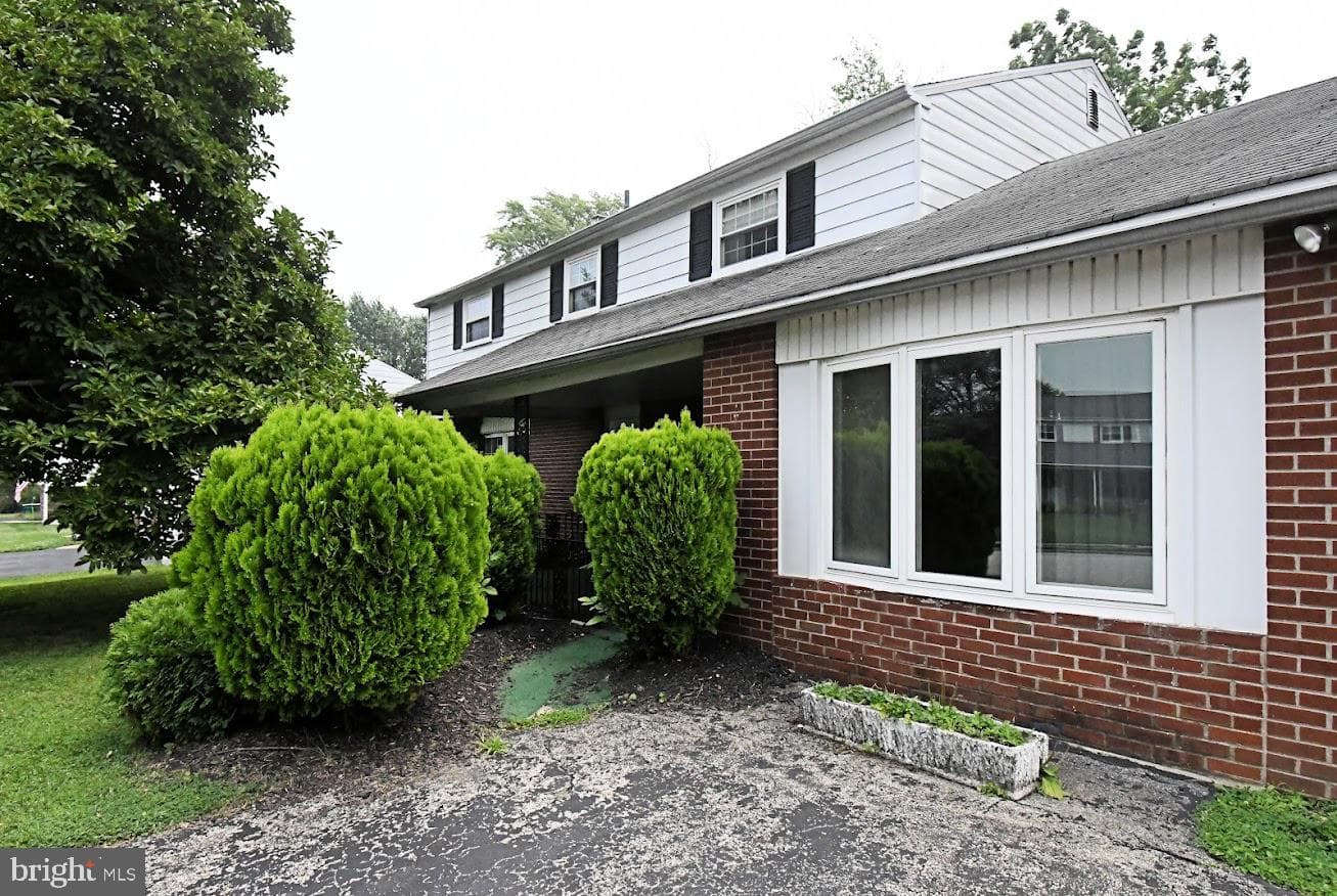 495 Regimental Road photo 3