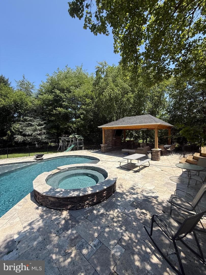 694 Lindsey Way photo 6