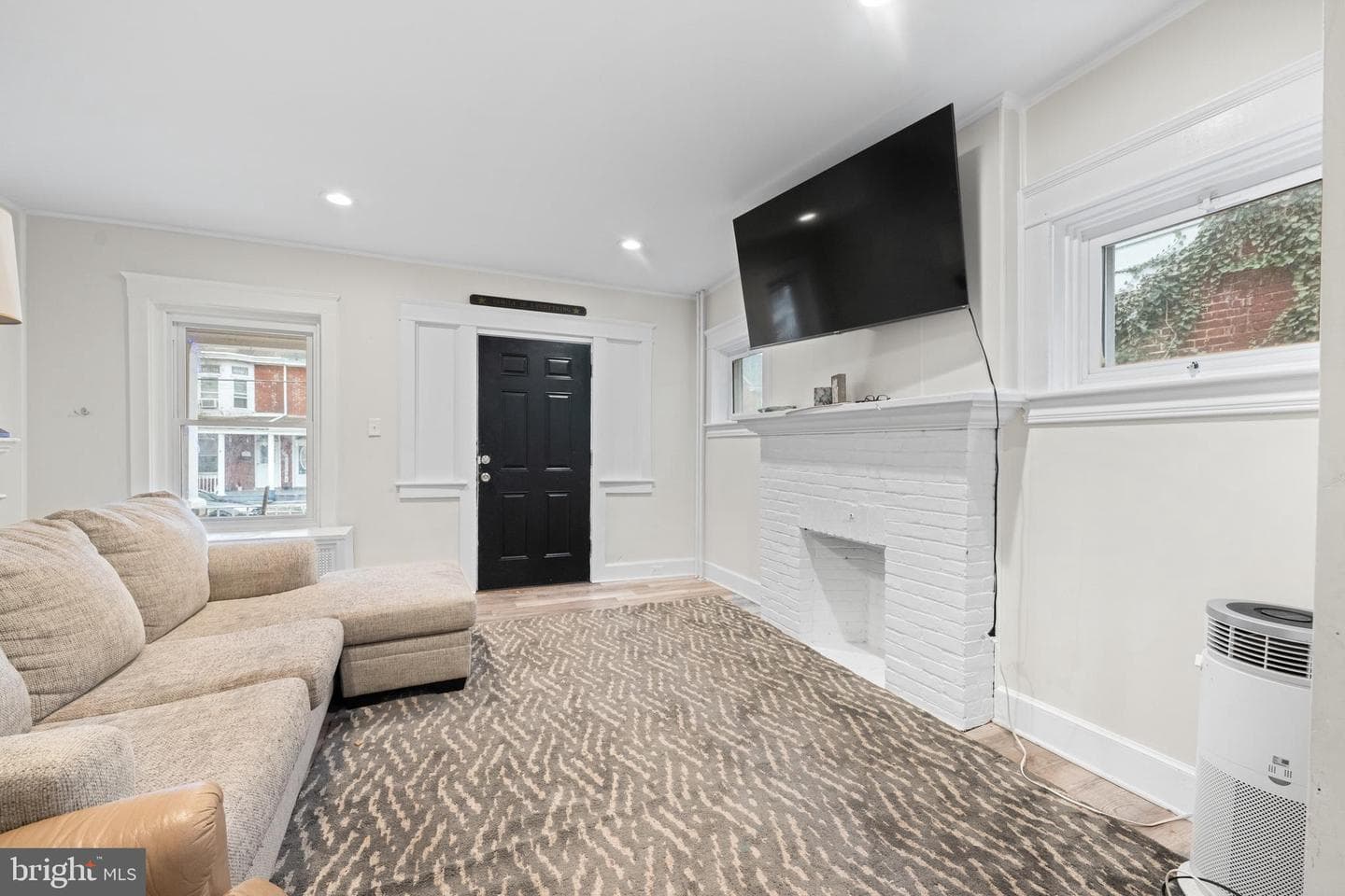 1009 Queen Street photo 4