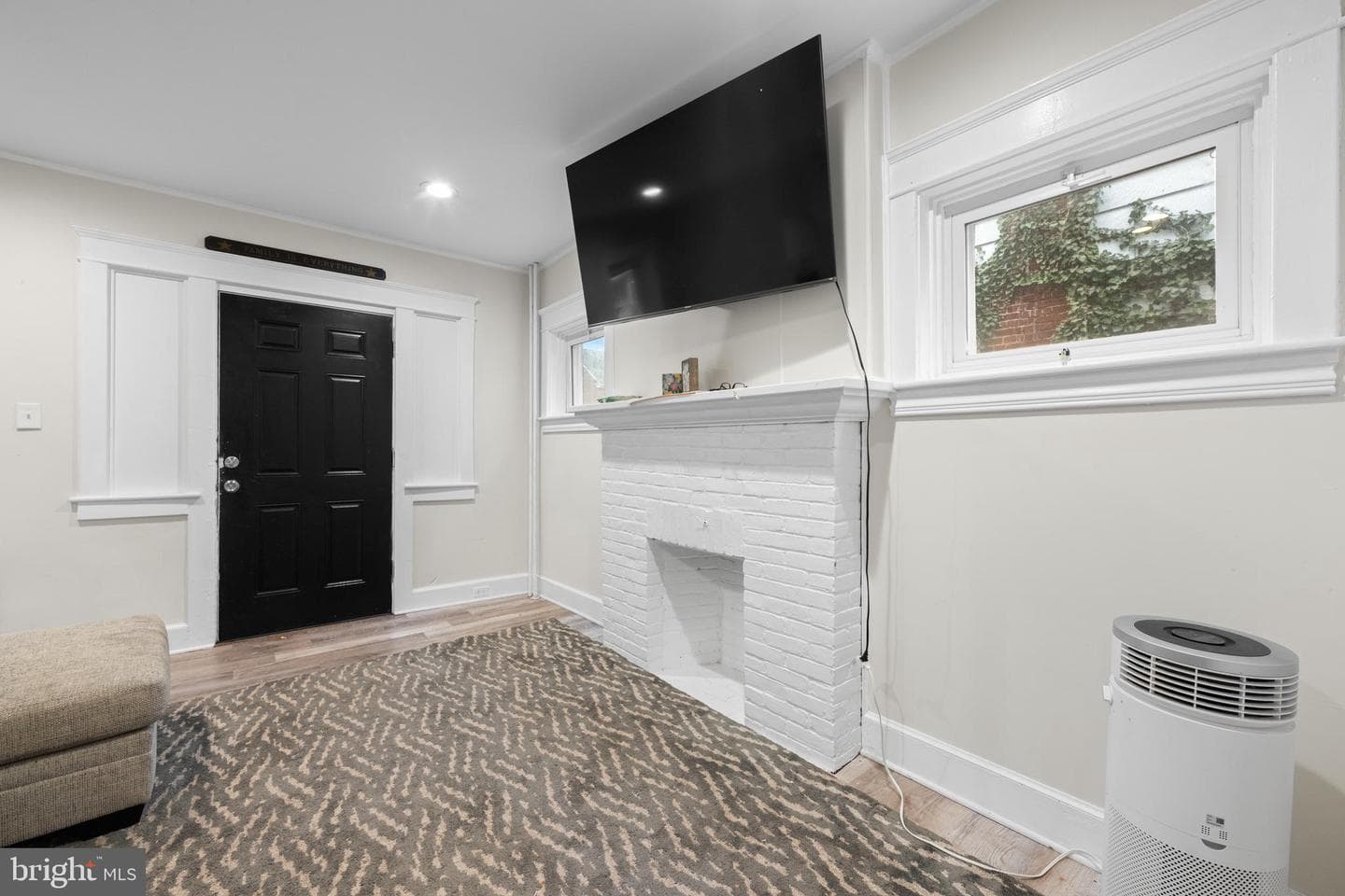 1009 Queen Street photo 5