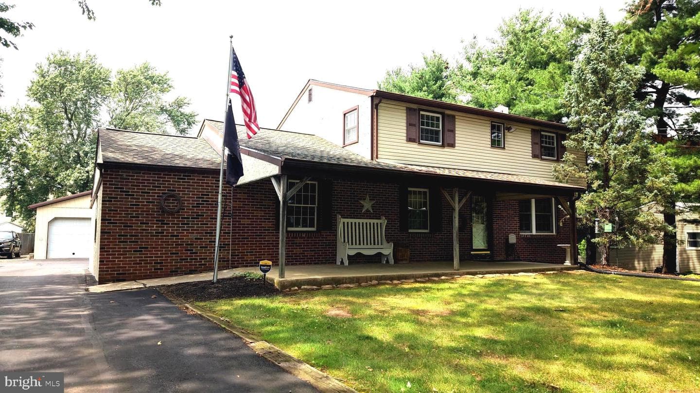 571 Township Line Road photo 1