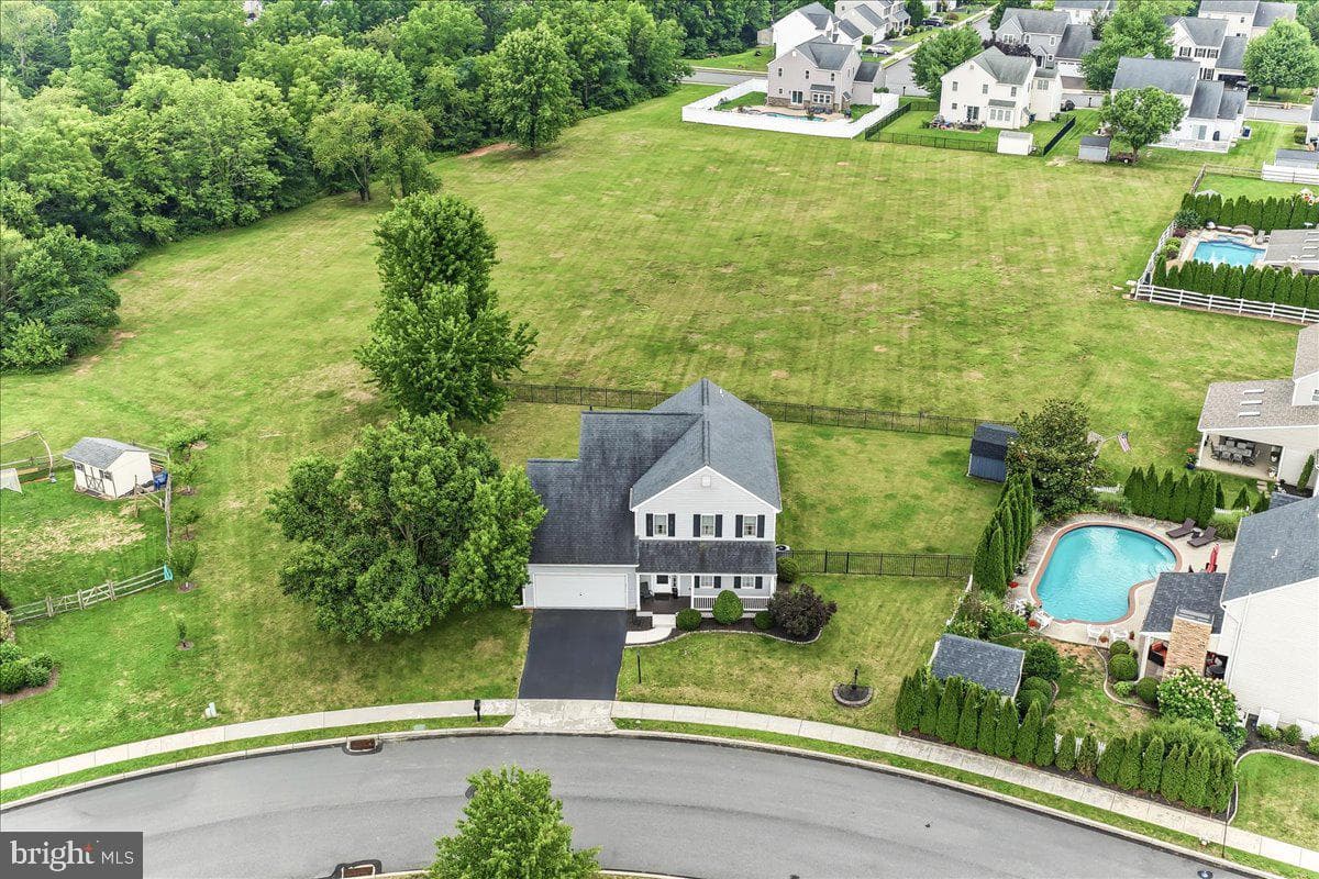 423 Larchwood Drive photo 3