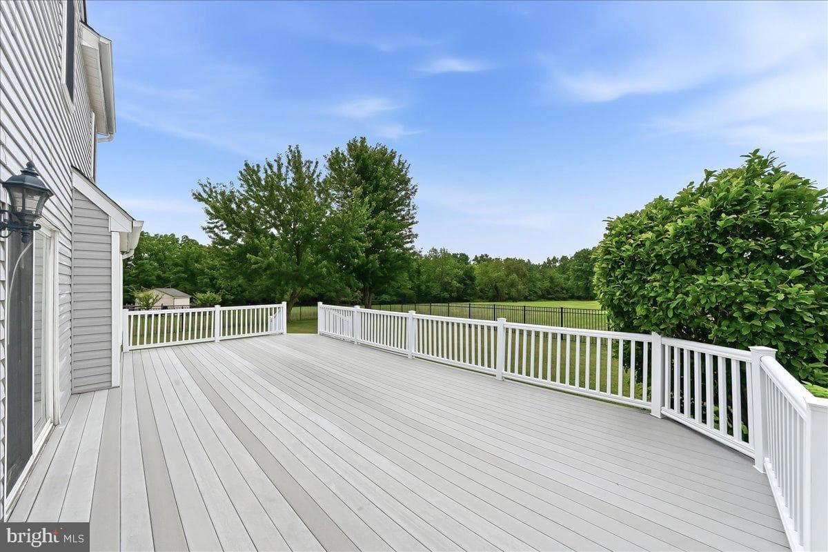 423 Larchwood Drive photo 32