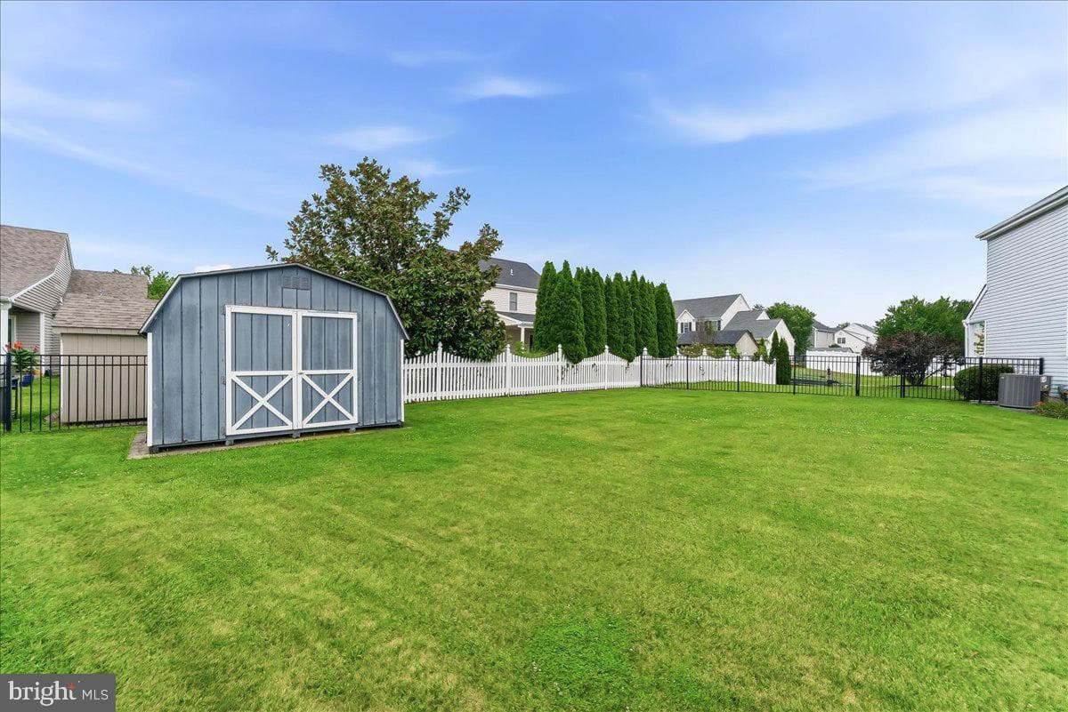 423 Larchwood Drive photo 33
