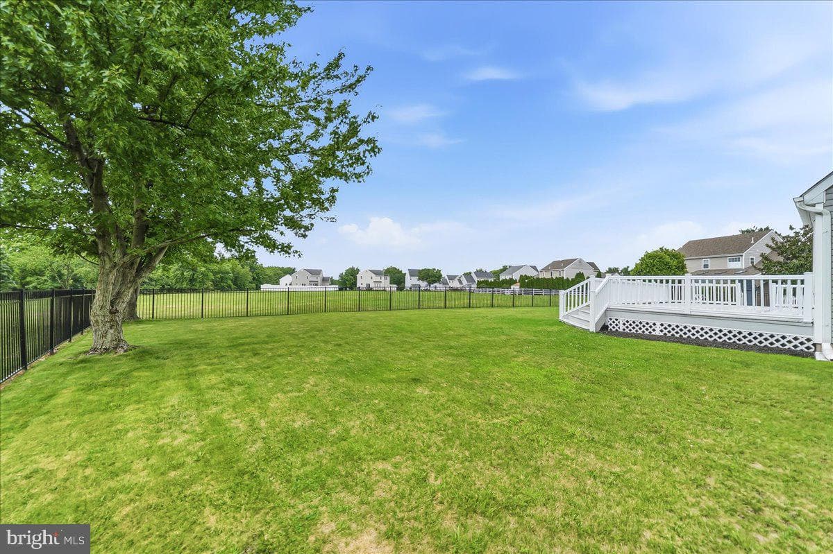 423 Larchwood Drive photo 34