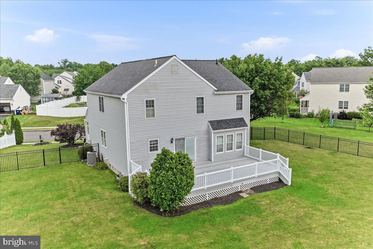 423 Larchwood Drive photo 40