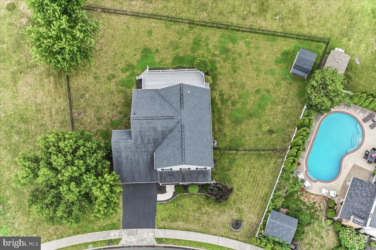 423 Larchwood Drive photo 41