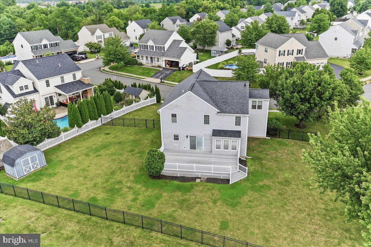 423 Larchwood Drive photo 6