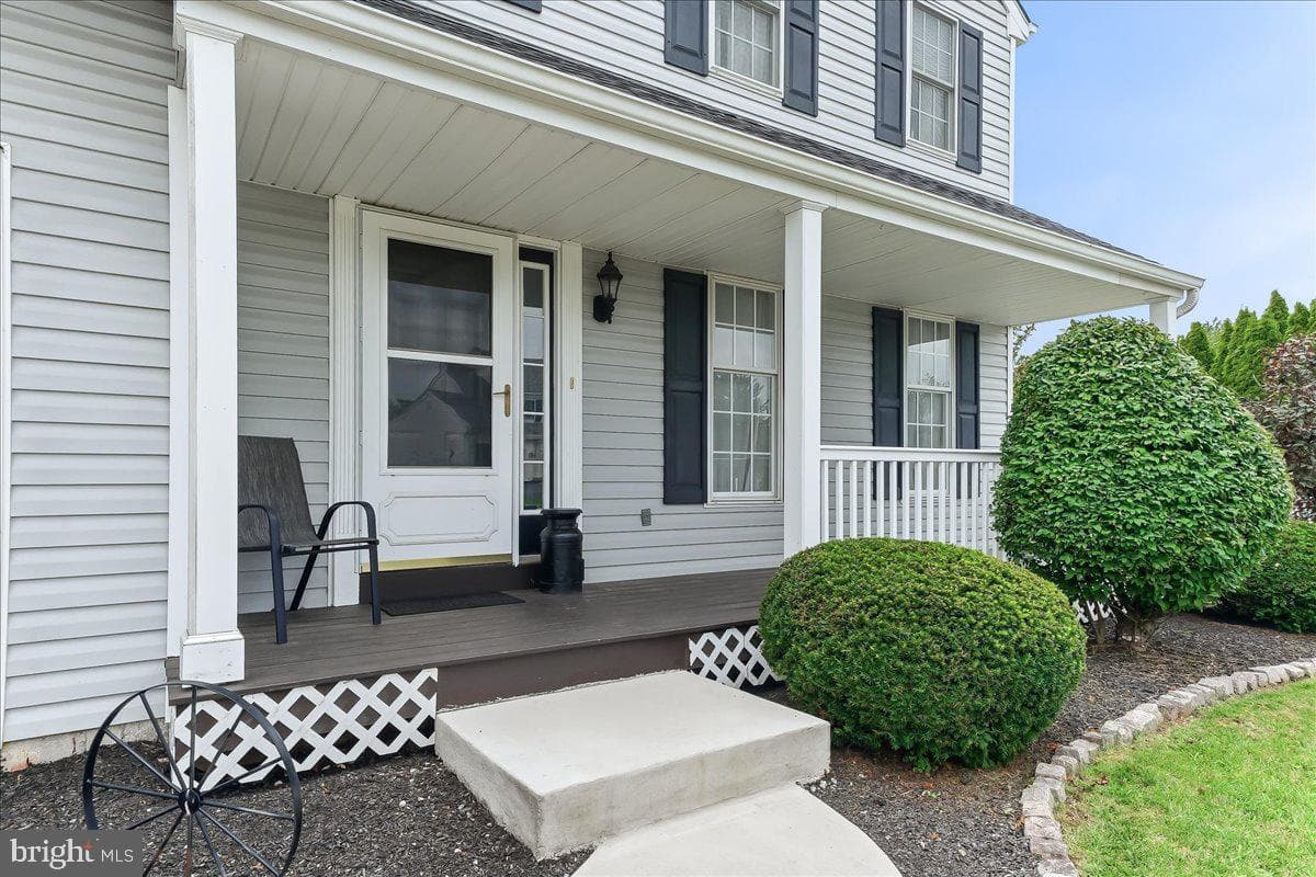 423 Larchwood Drive photo 8