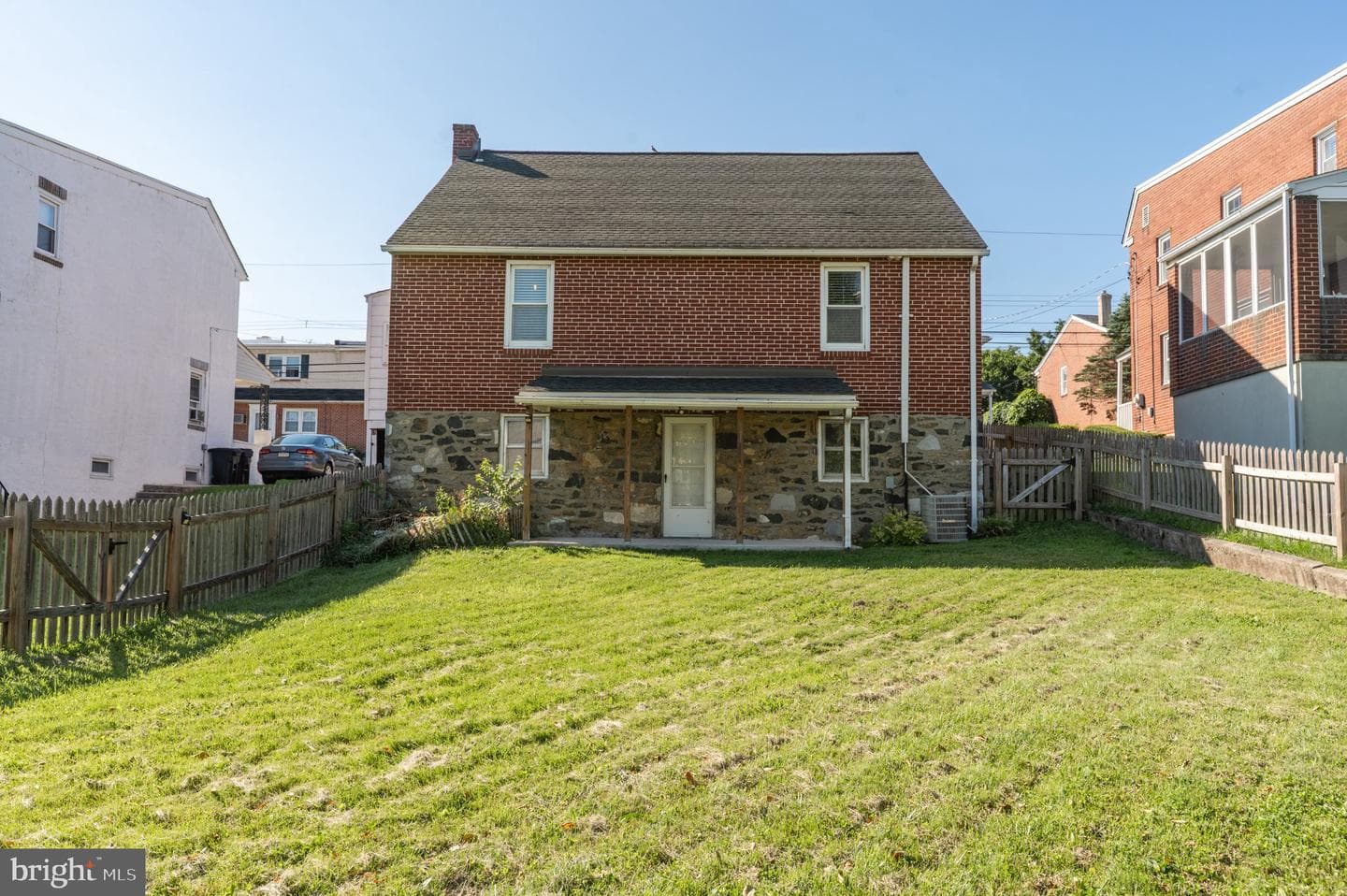 323 Coates Street photo 17