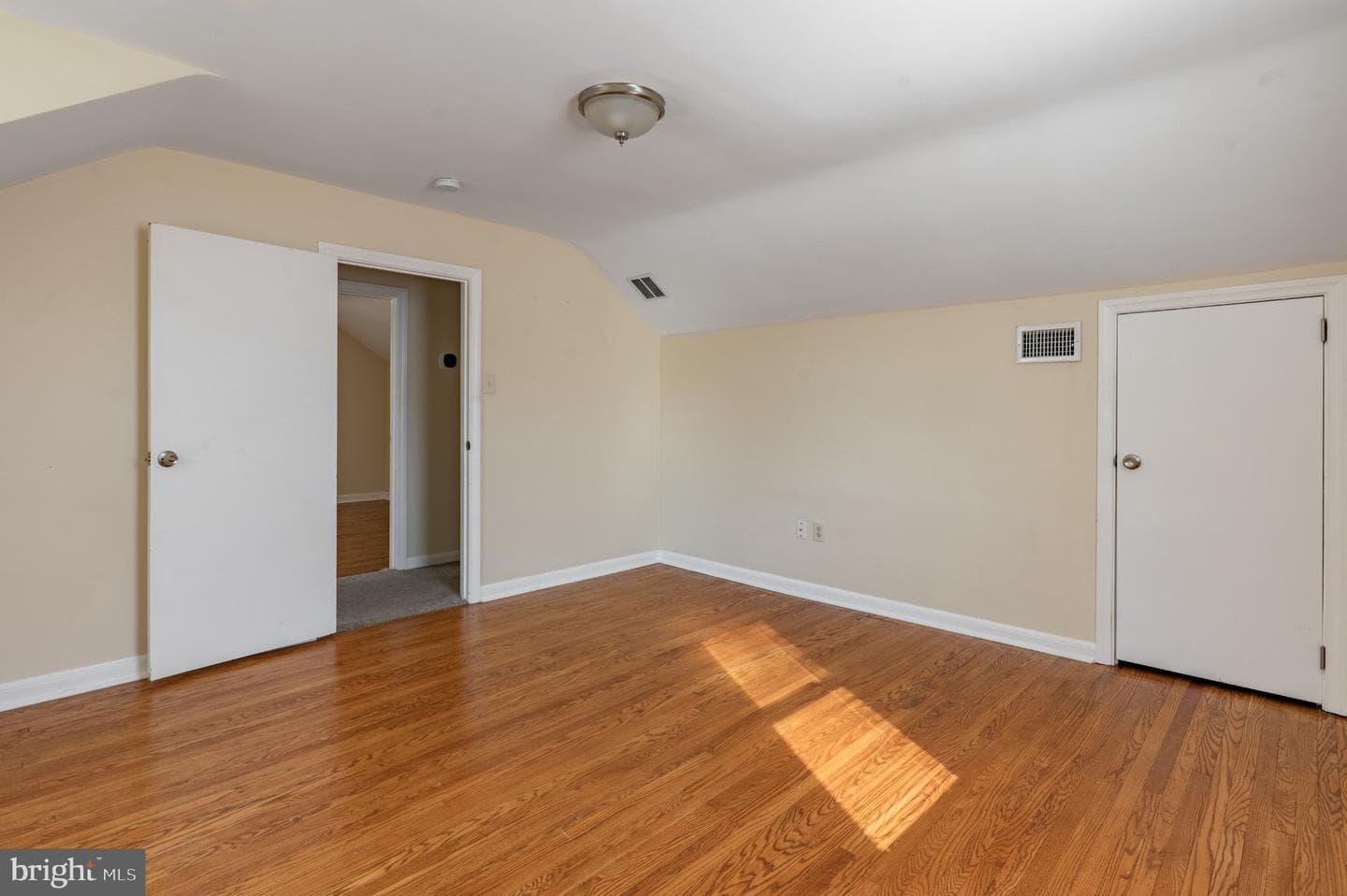 323 Coates Street photo 26