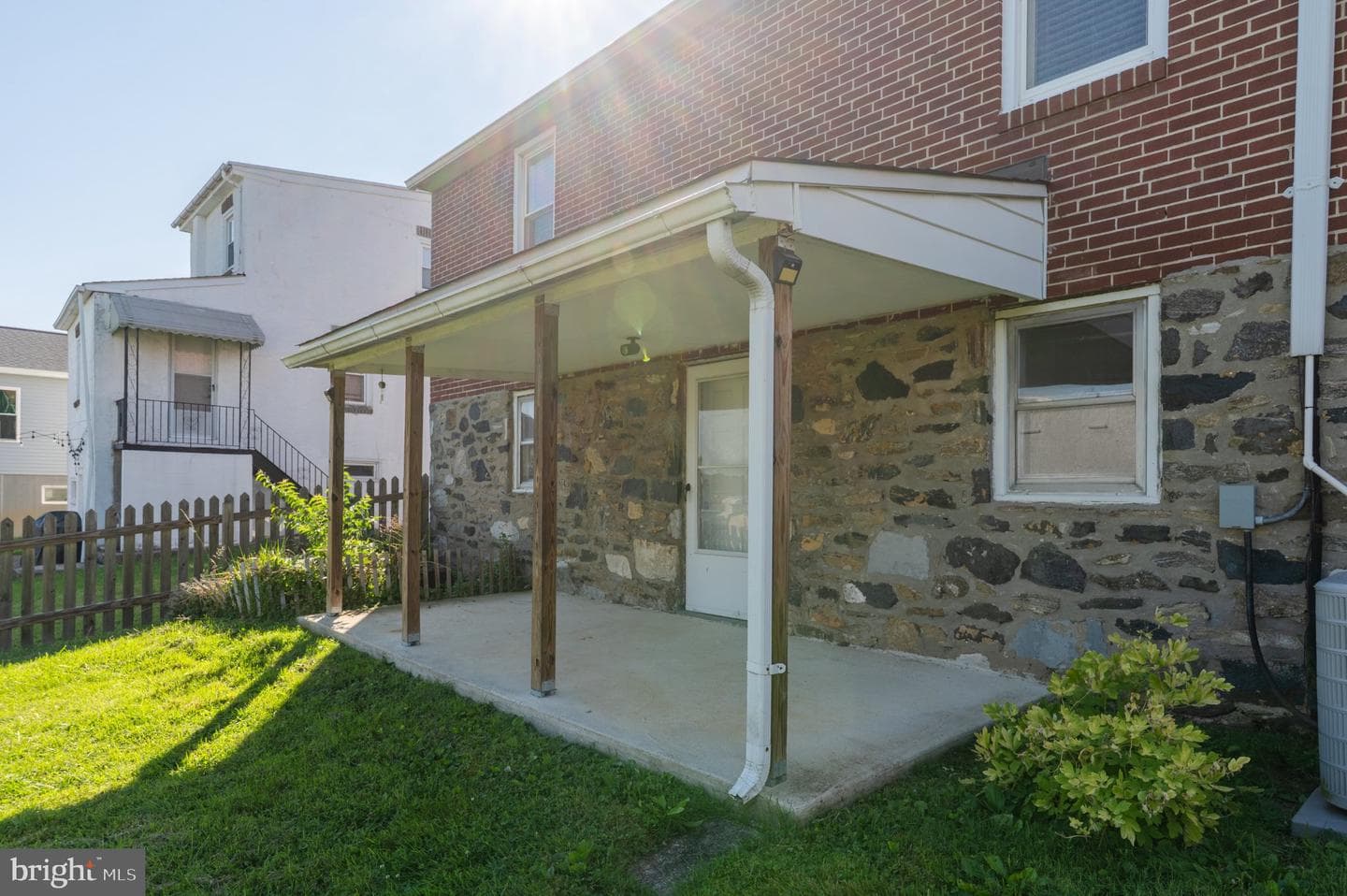 323 Coates Street photo 38