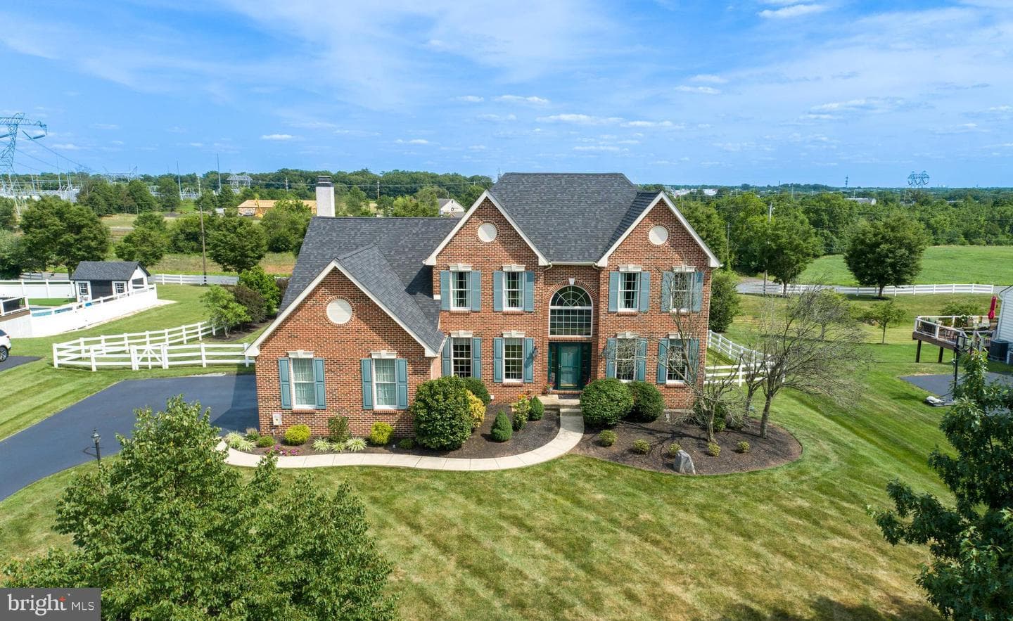 33 Knights Crest Court