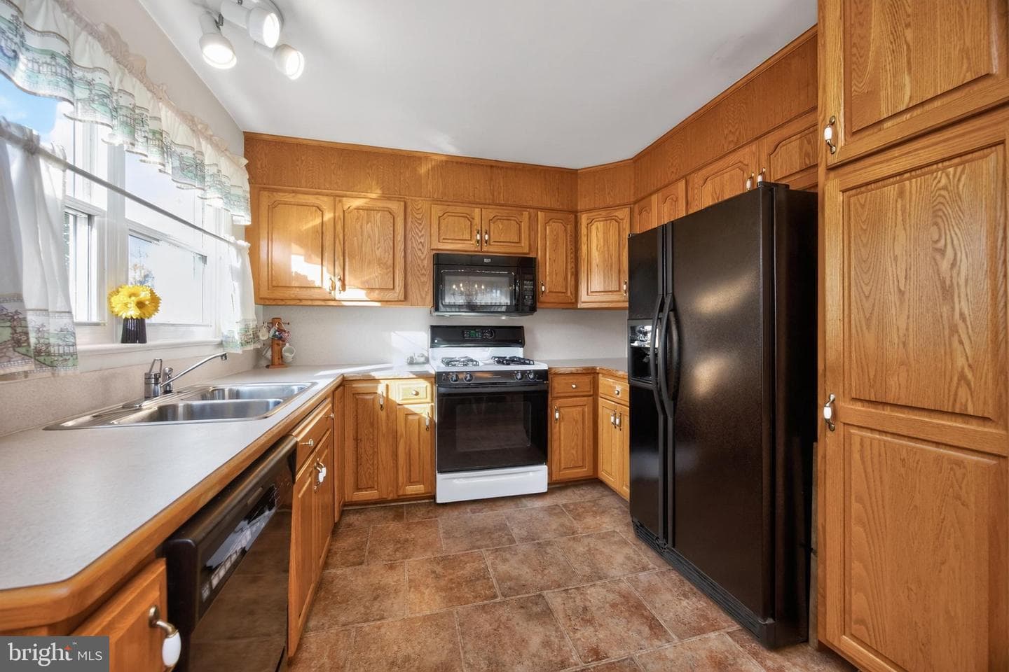 242 Grace Street photo 10