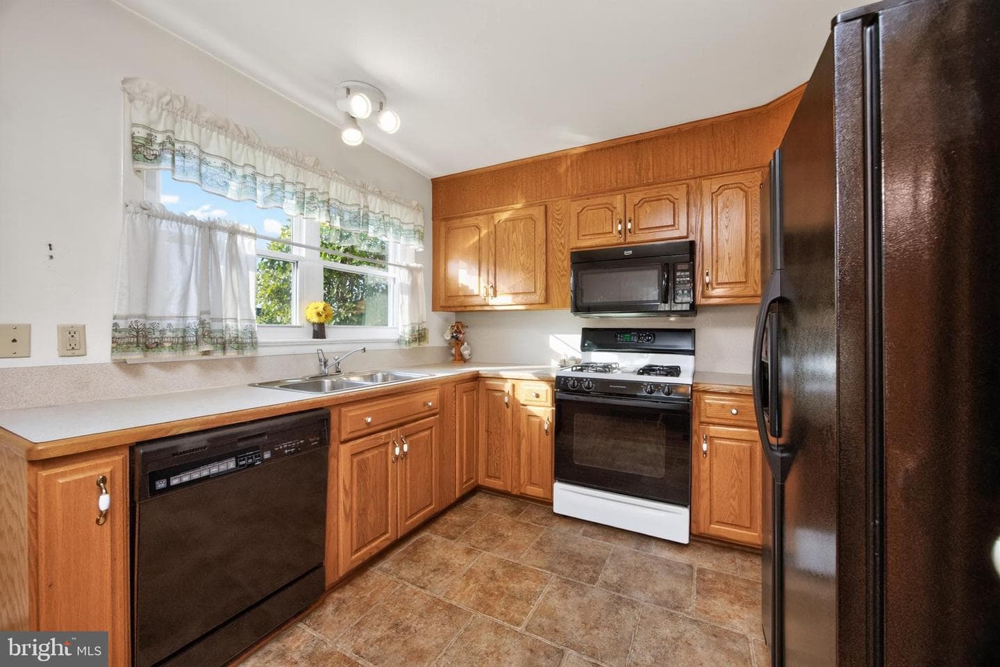 242 Grace Street photo 11